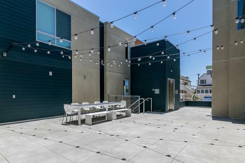 Ocean View 3 Bedrooms Condo, Just Steps From The Park, Pier & Water! Holiday home
