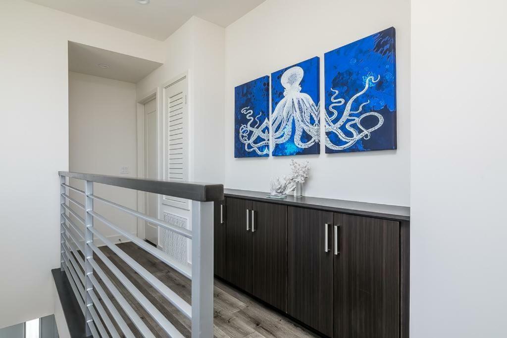 Holiday home Ocean View 3 Bedrooms Condo, Just Steps From The Park, Pier & Water!