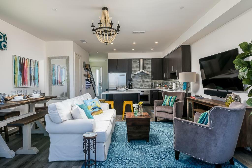 Ocean View 3 Bedrooms Condo, Just Steps From The Park, Pier & Water! Holiday home *