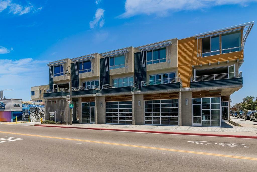Ocean View 3 Bedrooms Condo, Just Steps From The Park, Pier & Water! *