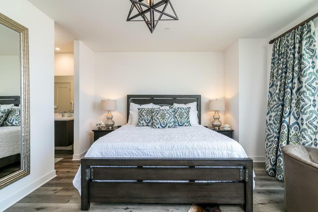 Ocean View 3 Bedrooms Condo, Just Steps From The Park, Pier & Water! *